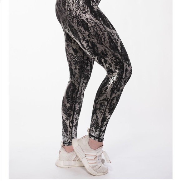 Curves N Combatboots V4 Black Mamba - Picture 4 of 6